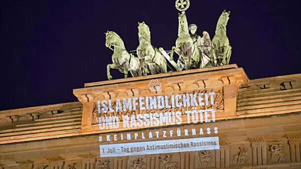 claim-berlin-brandenburger-tor-islamfeindlichkeit-muslimfeindlichkeit-610x343.jpg